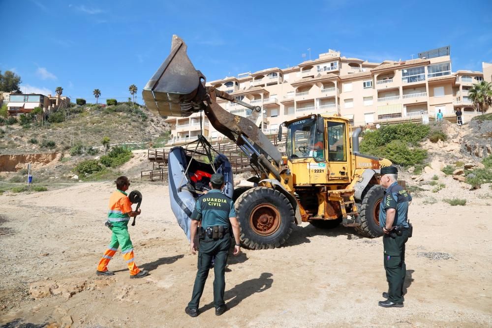 La Guardia Civil y Policía Local interceptan a diez inmigrantes de origen magrebí en la Cala del Moro en Torrevieja. La sexta patera que llega a las costas de la provincia en los últimos días