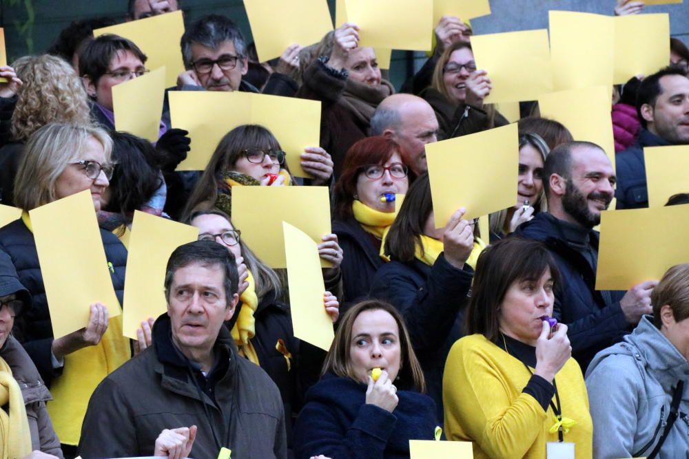 Els treballadors de la Generalitat de Girona despleguen un llaç gegant