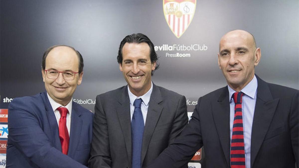 José Castro junto al director deportivo, Ramón Rodriguez &quot;Monchi y Unay Emery