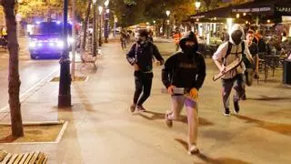 Los Mossos detienen a dos de los ultras que agredieron a un joven en Barcelona