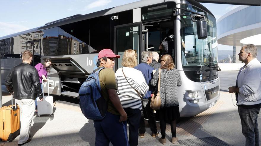 Viajeros embarcan en Vigo en el bus a A Guarda, un trayecto que dura dos horas.
