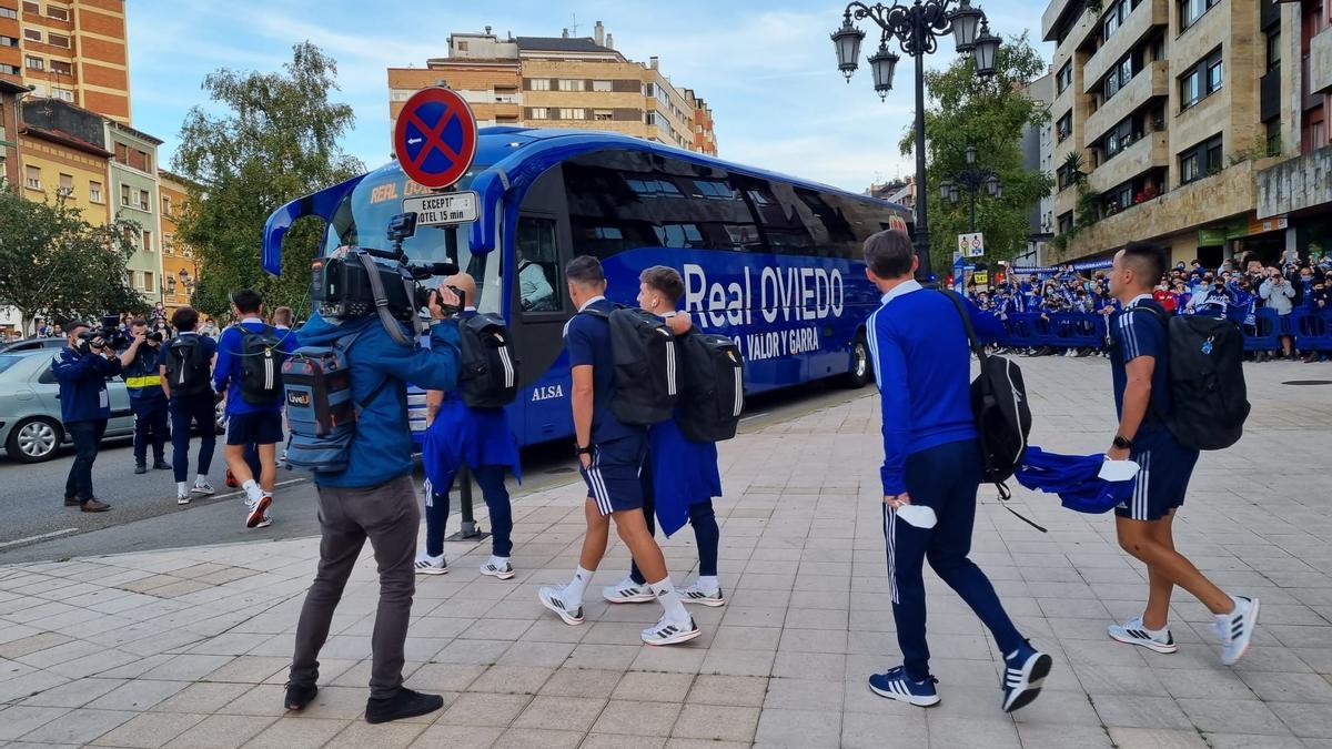 Así fue la salida de los jugadores del Oviedo rumbo al Tartiere