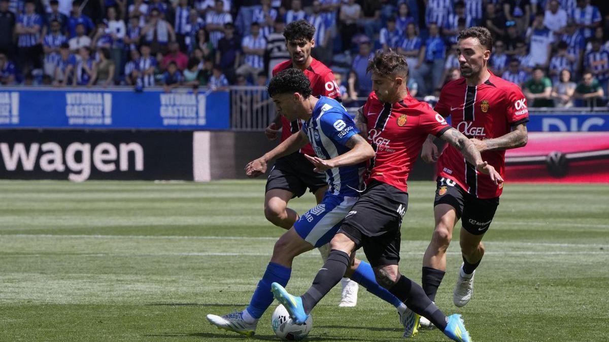 Maffeo trata de cortar el balón