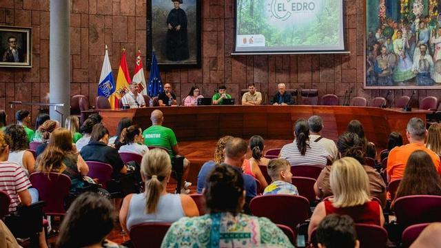 Casimiro Curbelo, en el centro de la imagen, durante la reunión de ayer.