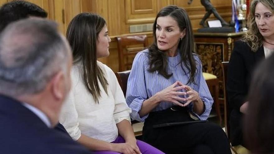 La reina Letizia recibe a la vecina de Xeresa Judith Ruiz para conocer su lucha por un cribado neonatal igualitario