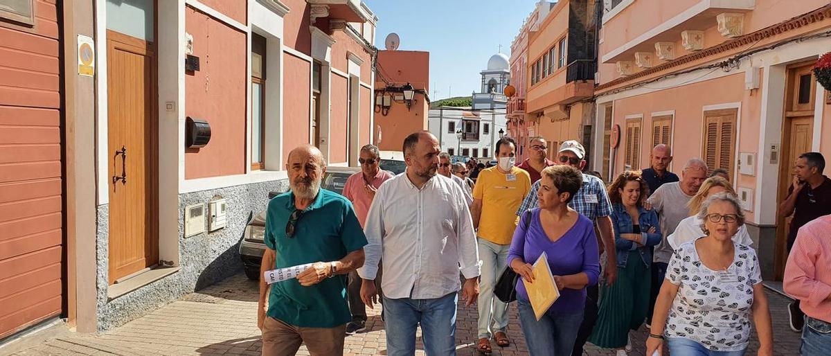 Valbuena y Hernández, en el centro, durante el recorrido junto a los vecinos por el casco antiguo de Carrizal el pasado mes de noviembre.