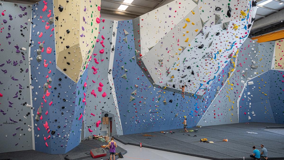 Regalo estrella para deportistas: escalada ‘indoor’. En Gavà está el rocódromo más grande de España, el de Sharma Climbing. 