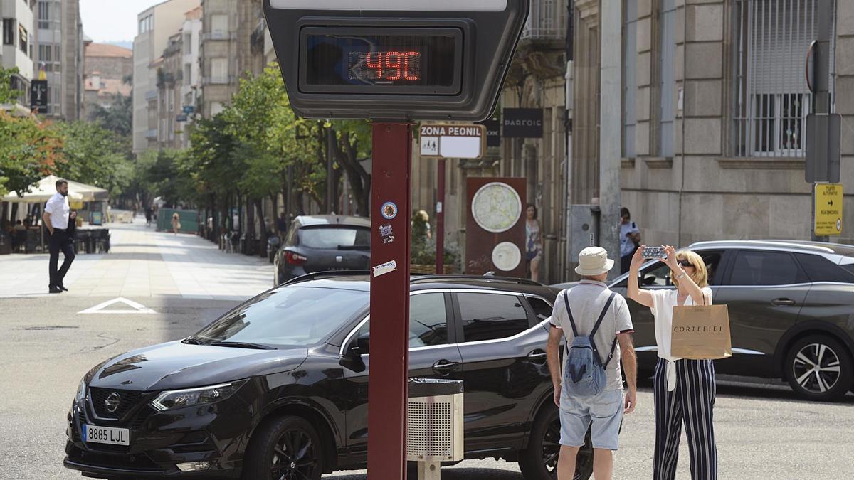 Un termómetro marca 49 grados centígrados en la calle Concejo, Ourense.