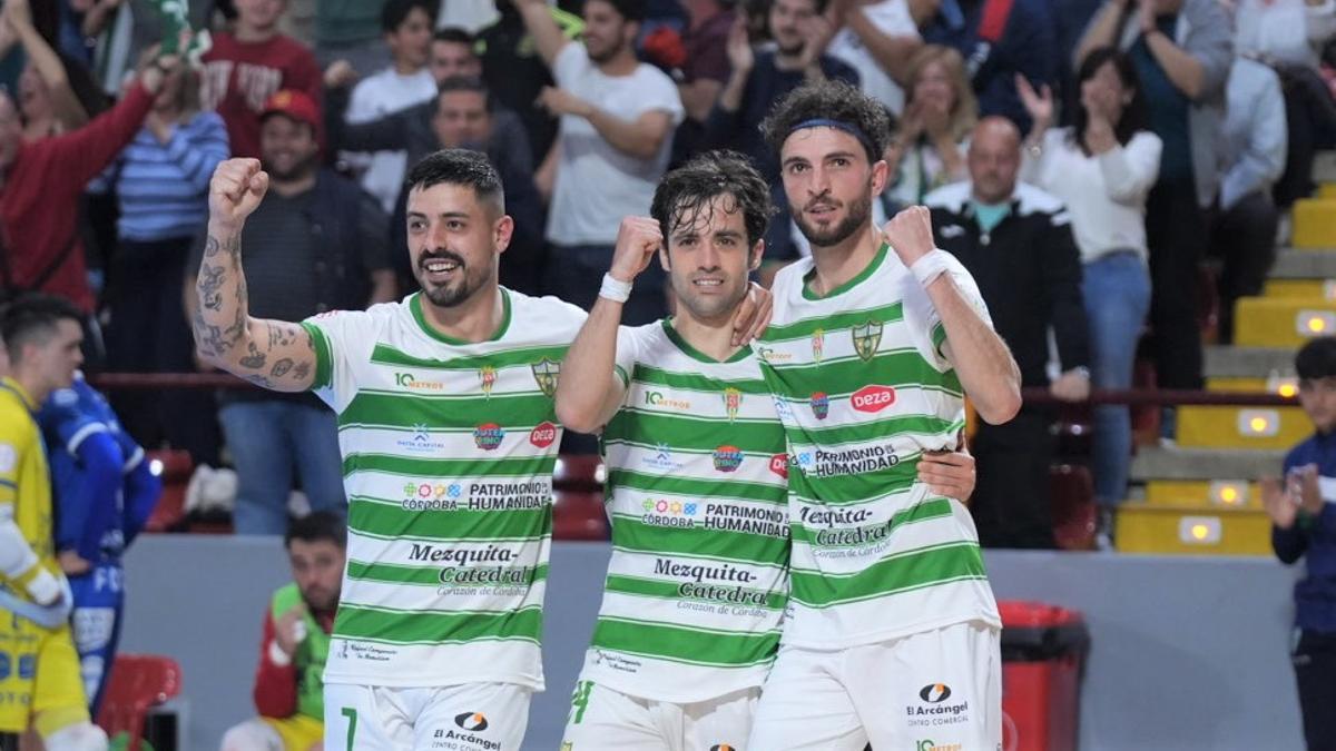 Rodríguez, Del Moral y Zequi celebran la victoria del Córdoba Futsal ante el Manzanares en Vista Alegre.