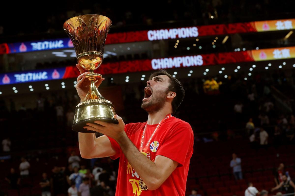 GRAF3016. PEKÍN, 15/09/2019.- El jugador de la selección española de baloncesto Pierre Oriola, celebra tras proclamarse Campeón del Mundo en la final del Mundial de Baloncesto de China 2019 ante Argentina por 75-95, disputada este domingo en el pabellón Wukesong de Pekín. EFE/Juan Carlos Hidalgo. HORIZONTAL