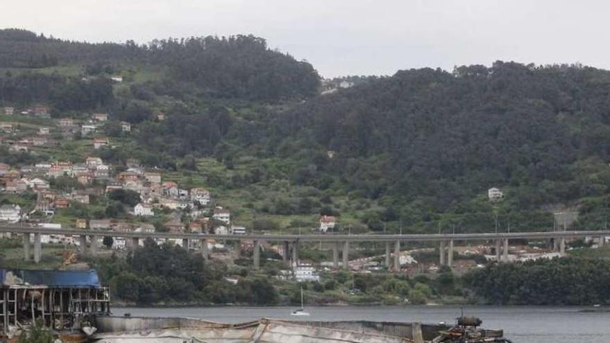 Camiones de retirada de la mercancía quemada, ayer. // S. Álvarez