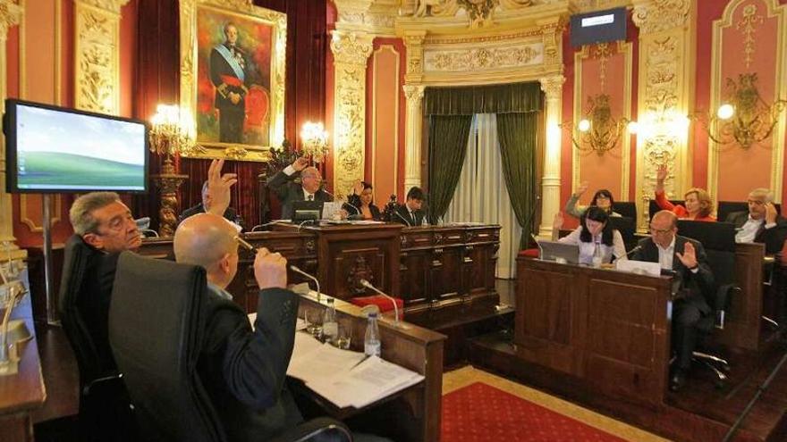 Momento de la votación en la que se aprobó por unanimidad la creación de la comisión.