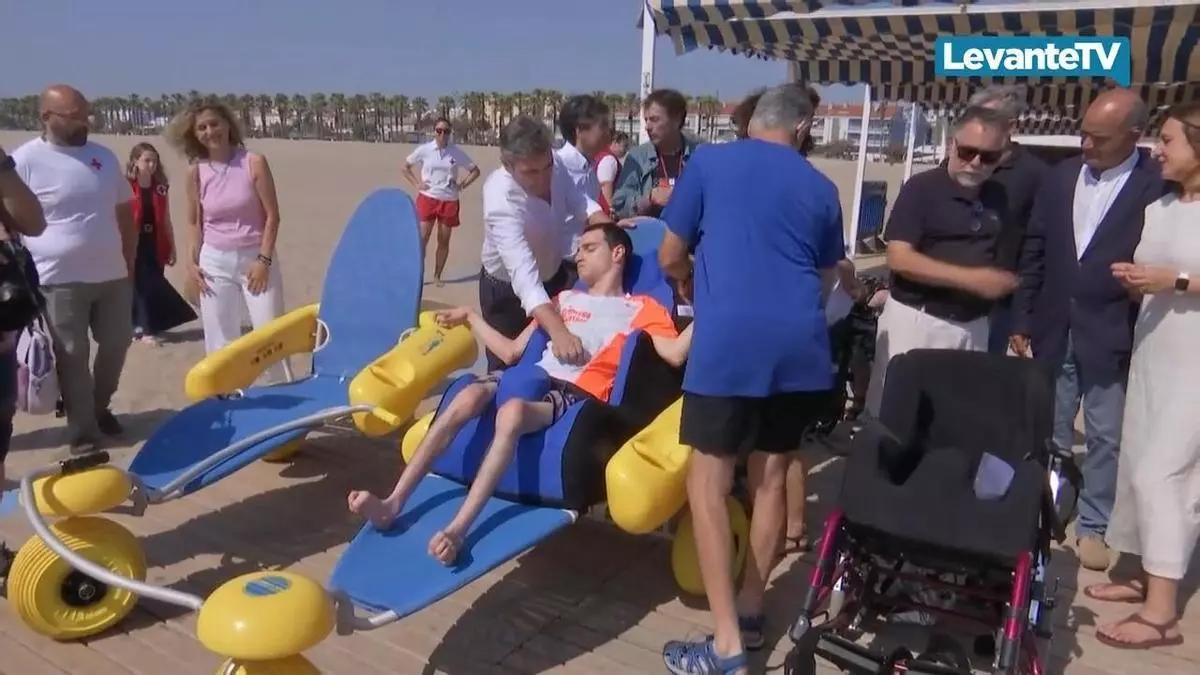 València prueba la primera silla de Europa para el baño de personas con parálisis cerebral