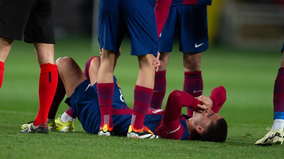 Ferran Torres, abatido tras sufrir una lesión muscular en el minuto 4 ante Osasuna en Montjuïc.