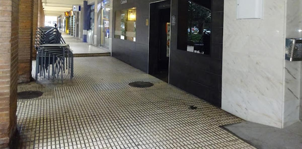 Situación del acerado previa a la instalación de la rampa.