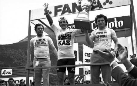 Miguel Mari Lasa en el podio con el trofeo y con “el Cocañu”.