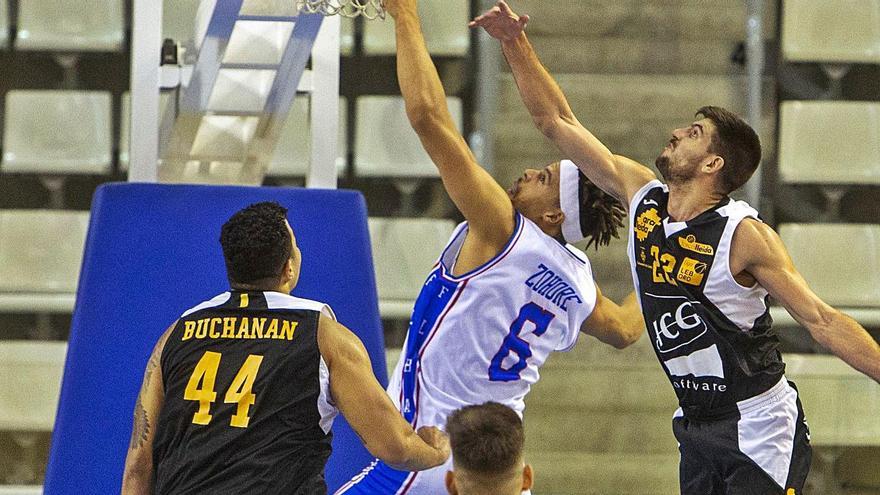 Zohore lucha por un rebote durante el partido de ayer en el Pedro Ferrándiz.