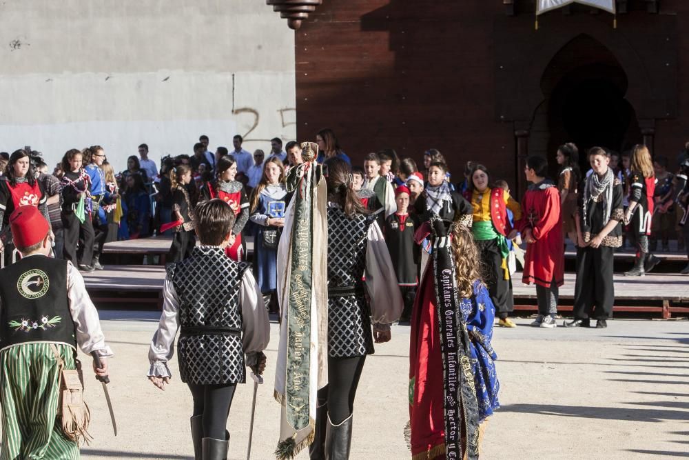 Un centenar de chavales, integrantes de las comparsas de San Vicente, celebran por segundo año la Embajada Infantil a las puertas del Castillo.