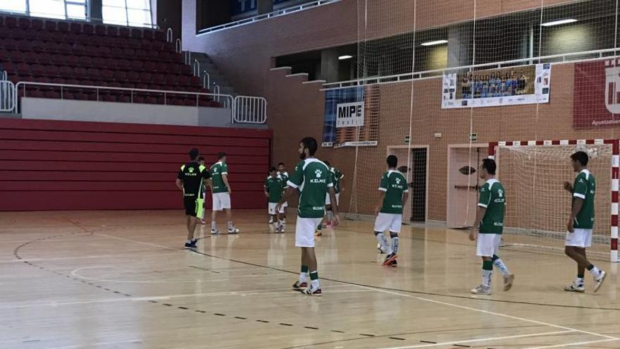 Los jugadores del Elche calentando antes del partido en Elda