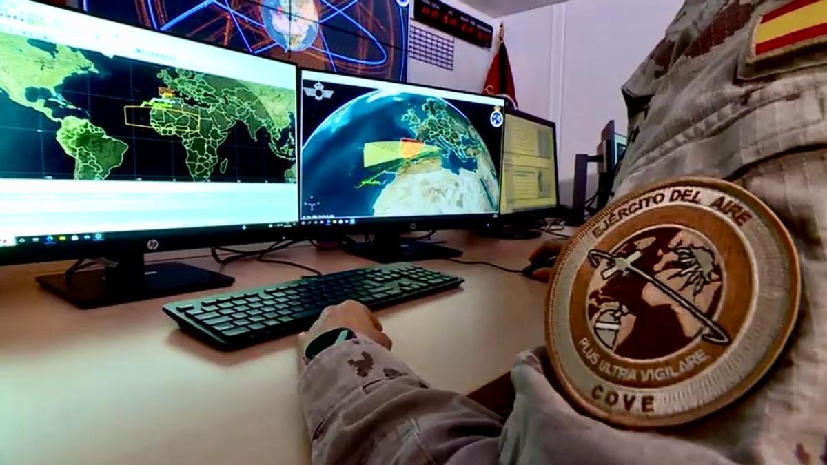 Un militar del Centro de Operaciones de Vigilancia Espacial, ante pantallas de su centro de trabajo.
