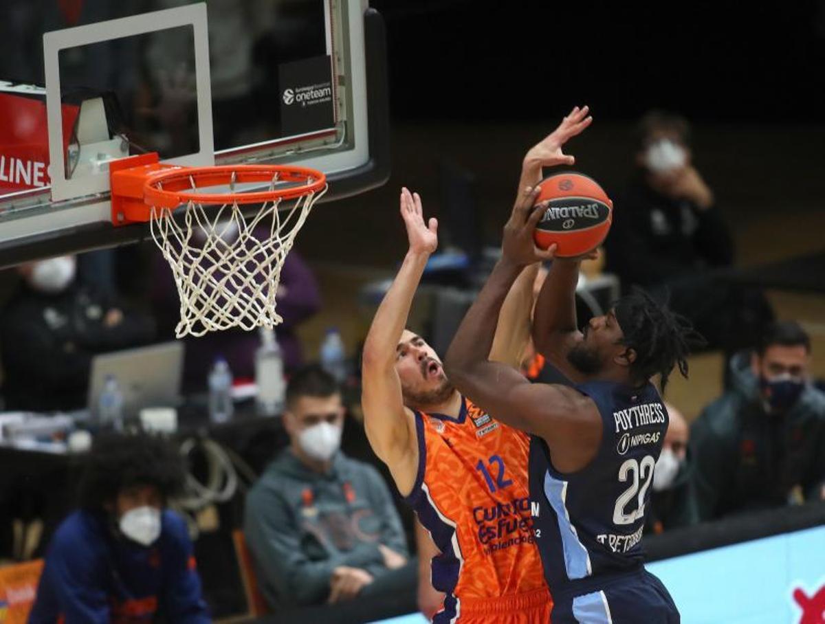 Alex Poythress, en un partido ante el Valencia Basket en La Fonteta.  | LEVANTE-EMV