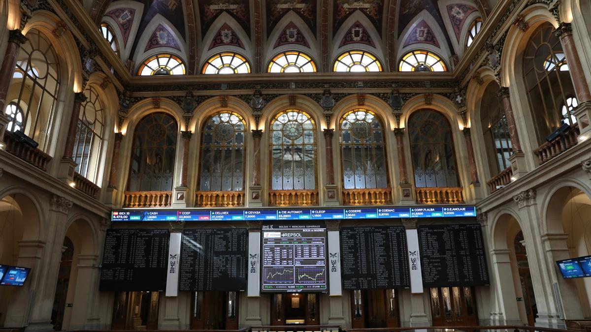 Paneles del Ibex 35 en el Palacio de la Bolsa de Madrid.