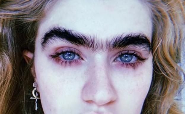 La modelo Sophia Hadjipanteli, impulsora del movimiento #unibrow, quiere cambiar los cánones de la belleza occidental.