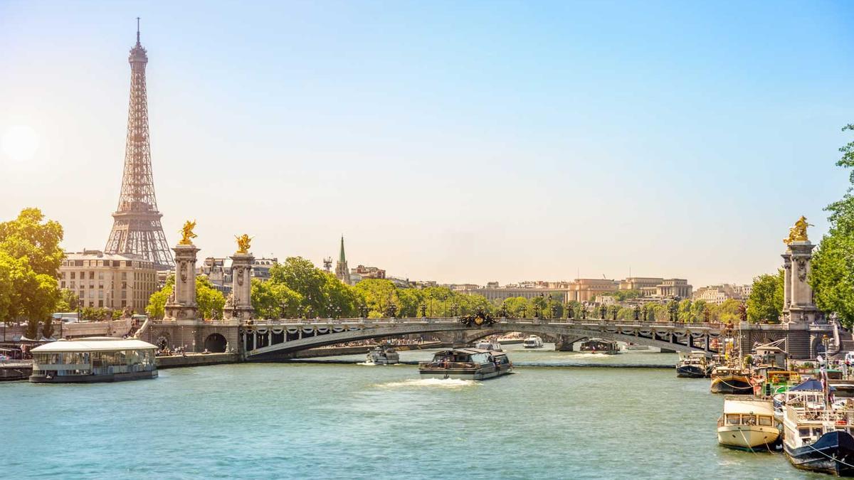 Torre Eiffel y puente de Alexandre III en París