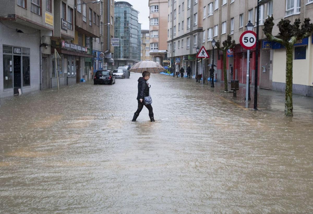 Una calle inundada en el centro de Sada.