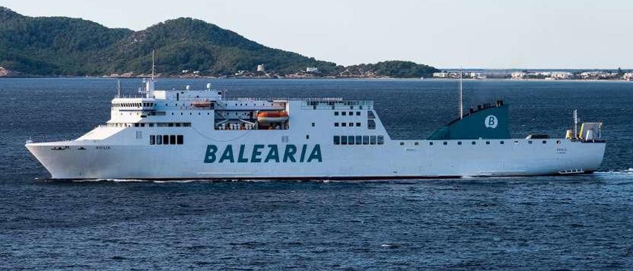 El ferry &quot;Sicilia&quot;, navegando por el Mediterráneo.