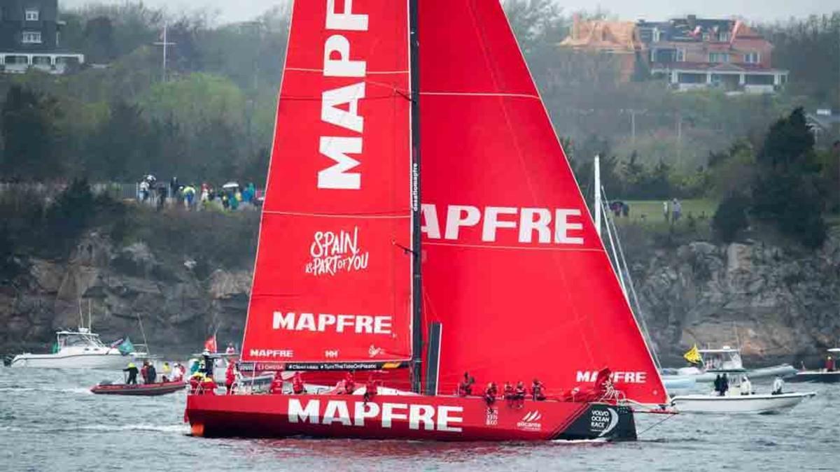 El &quot;Mapfre&quot; en una imagen de archivo participando en la Volvo Ocean Race