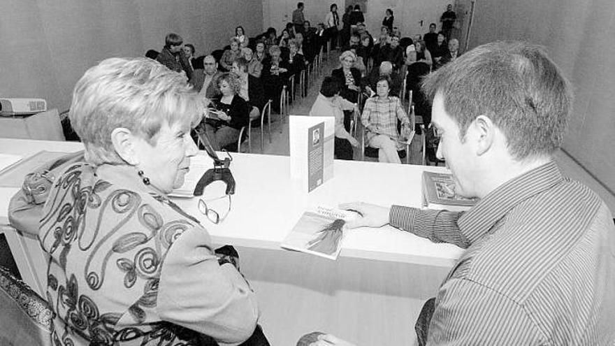 Concha López Sarasúa, junto a José Ángel Gayol, en la presentación del libro.