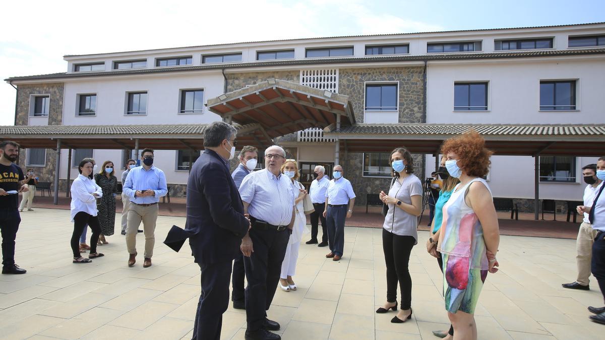 El presidente de la UCAM, José Luis Mendoza, junto a responsables de la Universidad, delante del edificio de Medicina y Ciencias de la Salud del Campus de Cartagena