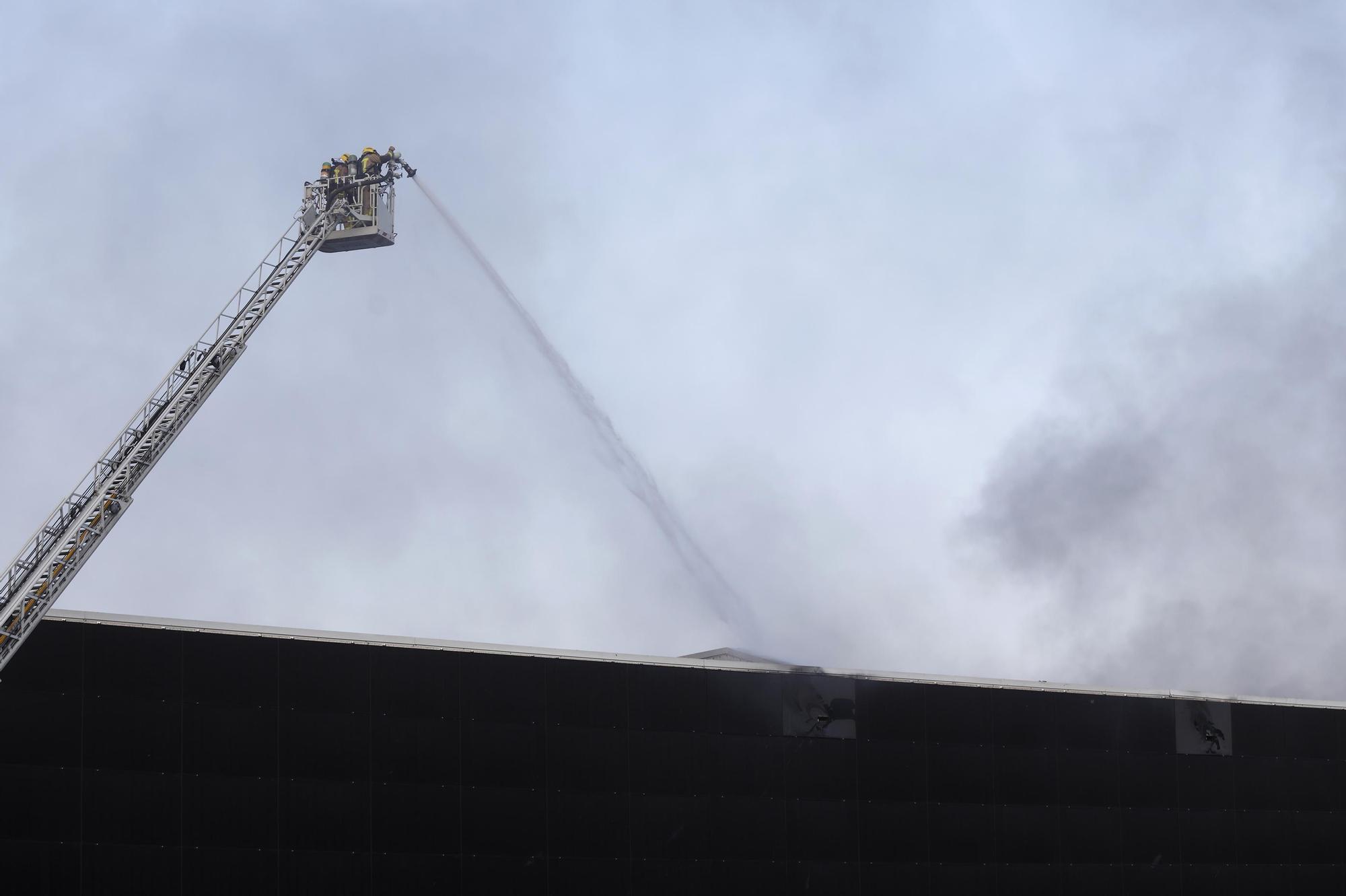 Les imatges de l'incendi de la fàbrica tèxtil a Sant Jaume de Llierca