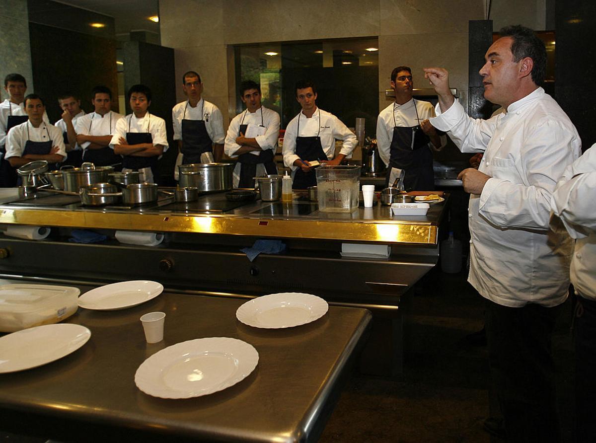 Ferran Adrià en la cocina de elBulli con otros cocineros