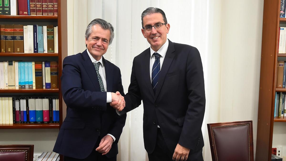 Elisardo Sánchez, presidente de Alma Cruceros, y Sergio Corral, director general de la Fundación Unicaja.