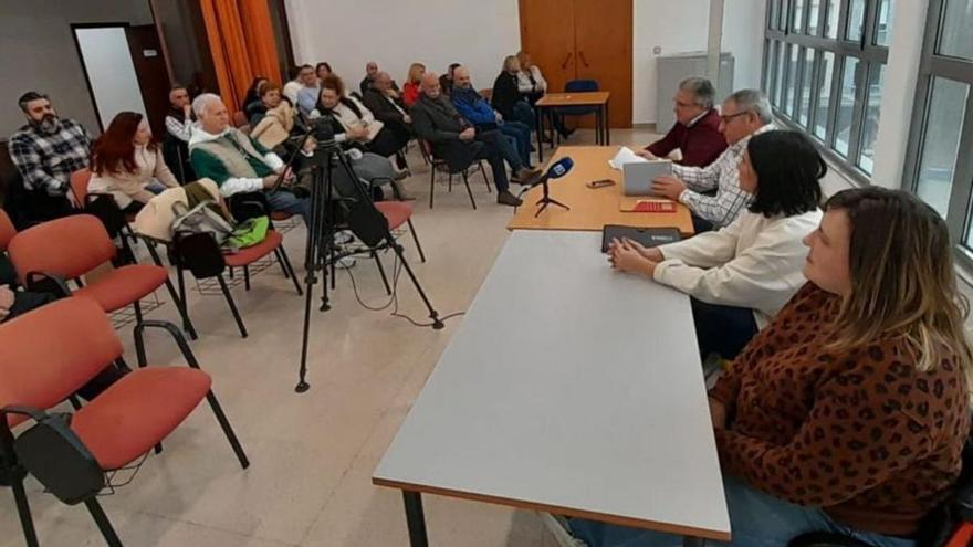 Pamela Álvarez, Melania Montes, Francisco Torre y Gregorio Lora, ante  un grupo de militantes, en la Casa de Cultura de Sama. | L. M. D.