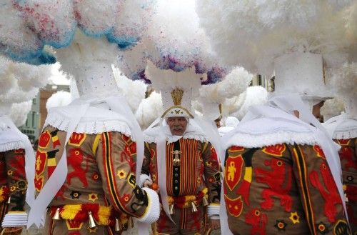 Marcha de hombres durante el desfile de Gilles de Binche en el carnaval de Binche