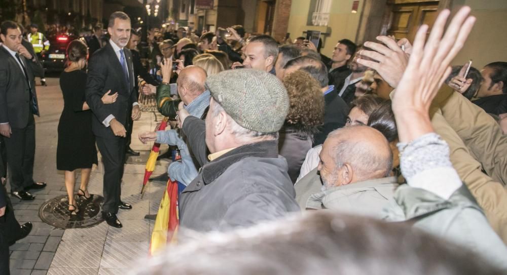 Salida de los Reyes, saludando a la gente, del concierto de los Premios Princesa