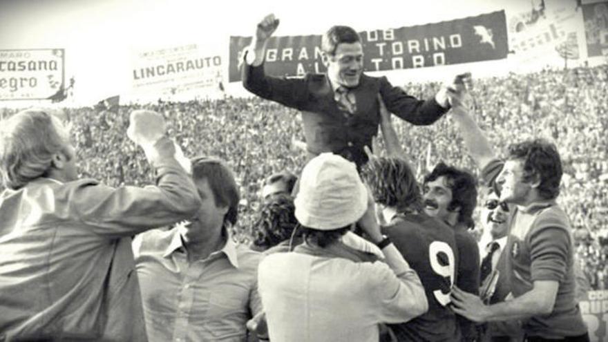 Luigi Radice es llevado a hombros tras ganar el título en 1976 con el Torino.