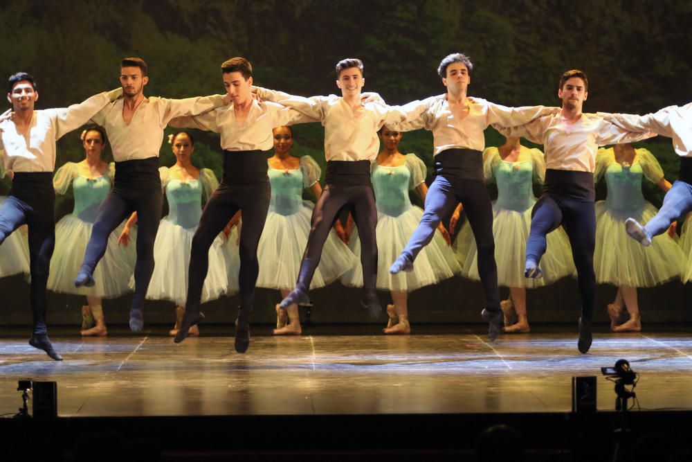 El Teatro Cervantes acoge la versión escénica de Alicia en el país de las maravillas y El lago de los cisnes, este último coreografiado por Valentina Letova