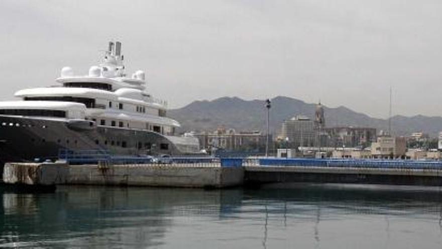 El jeque está en España y su yate, atracado en el Puerto de Málaga
