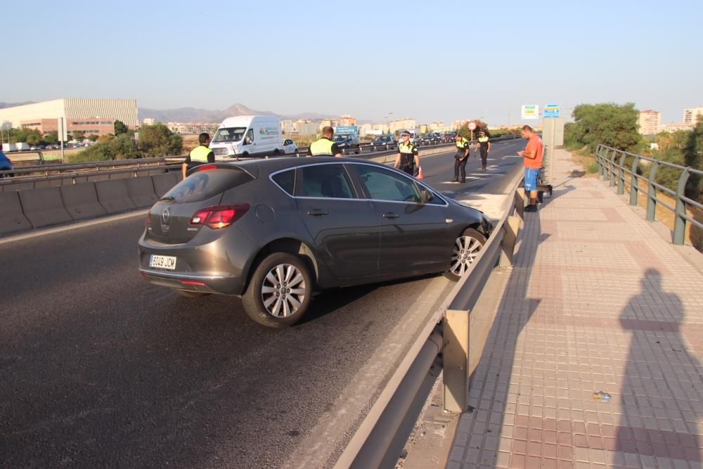 La vía que accede a Málaga capital junto al campus universitaria tenía que ser cortada a la altura del Polígono Alameda por el choque de varios turismos que no dejó heridos de consideración