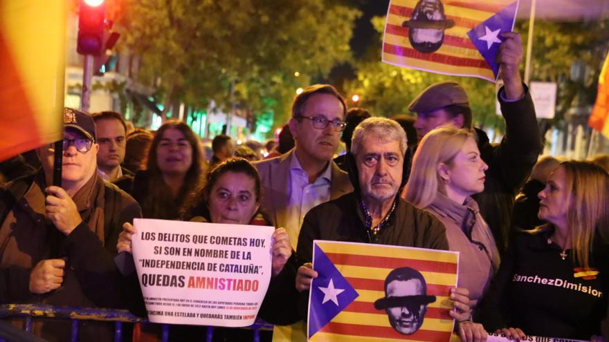 Centenars de persones protesten per onzena nit consecutiva contra l&#039;amnistia davant la seu del PSOE