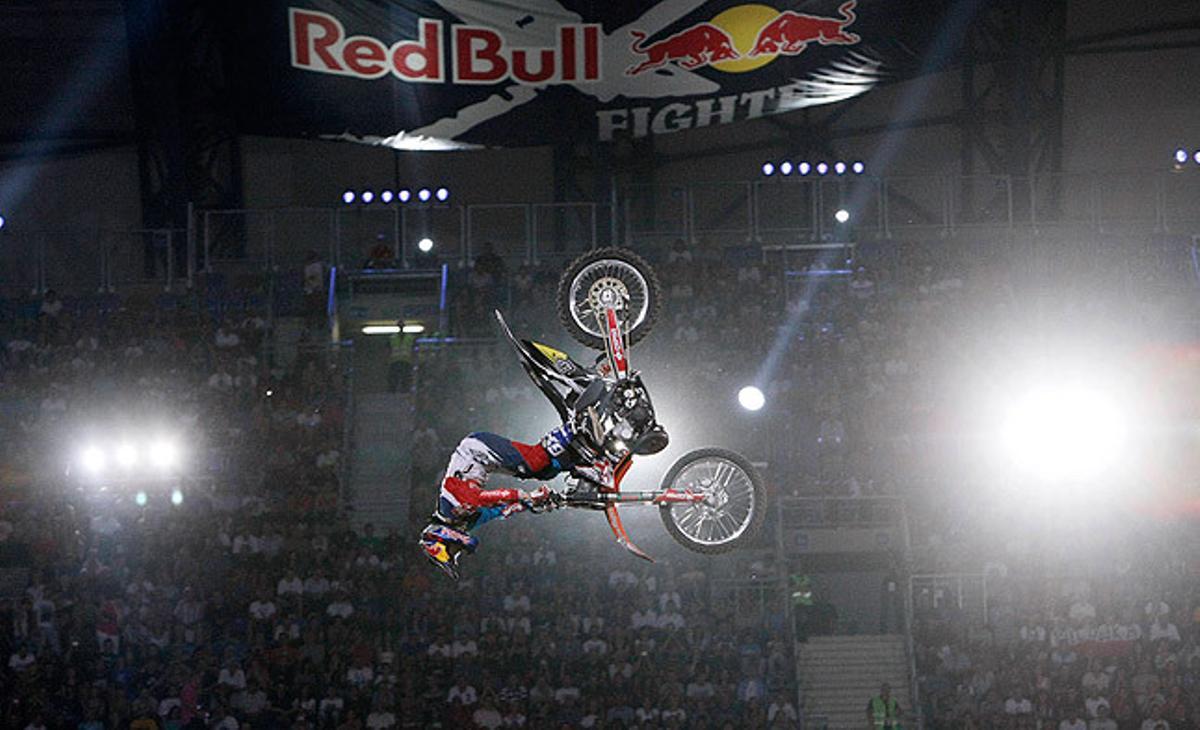 El pilot espanyol Dani Torres, durant la seva intervenció en el Red Bull X-Fighters 2011 World Tour a Poznan, Polònia.