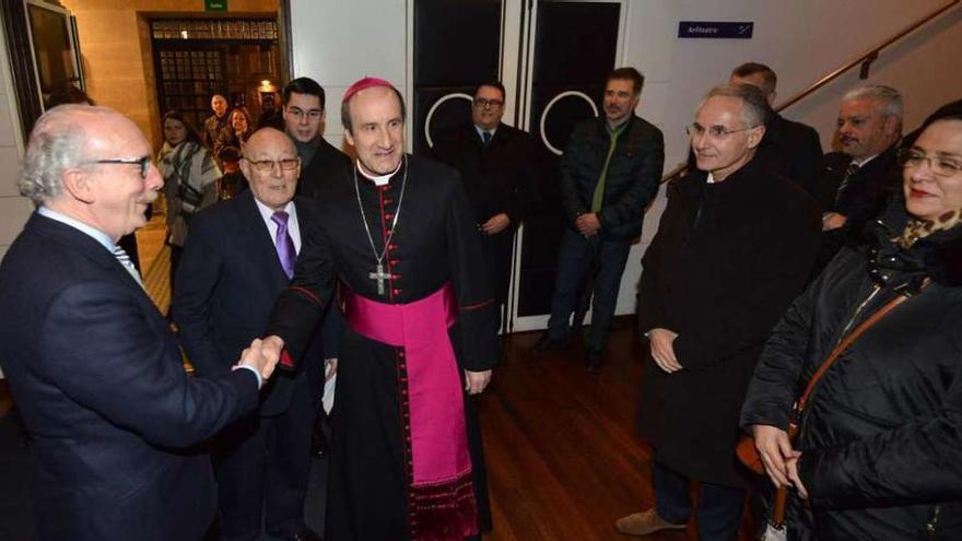 El obispo auxiliar y Celestino Peón, de la Junta de Semana Santa, en el arranque de la conferencia. //G.S.