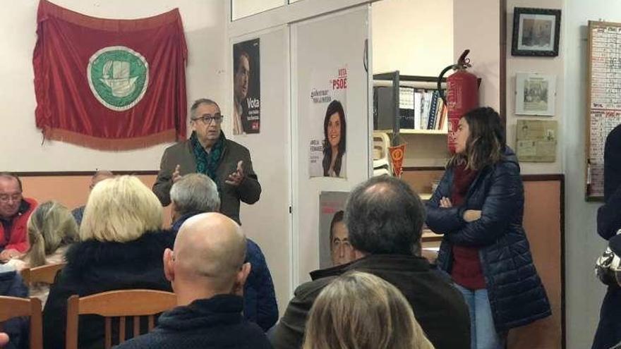 Ángel Riego, de pie, ayer, en la sede del PSOE en Candás.