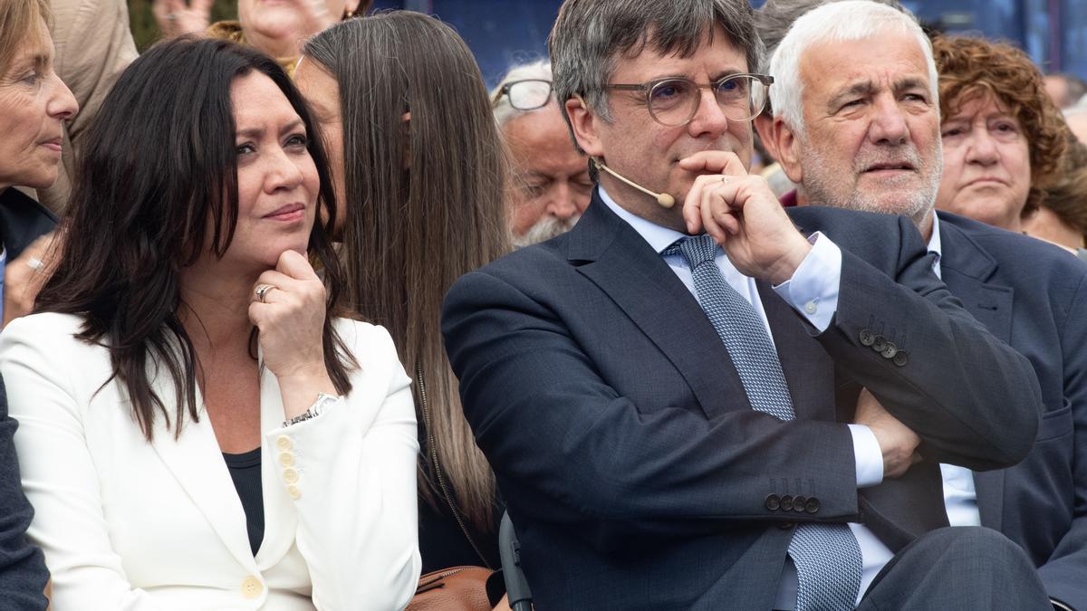 El expresidente de la Generalitat y candidato de Junts a las elecciones catalanas, Carles Puigdemont, y su mujer, Marcela Topor, durante un acto de Junts+, a 6 de abril de 2024, en Elna (Francia).