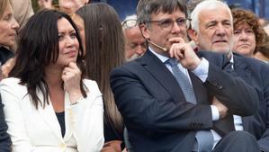 El expresidente de la Generalitat y candidato de Junts a las elecciones catalanas, Carles Puigdemont, y su mujer, Marcela Topor, durante un acto de Junts+, a 6 de abril de 2024, en Elna (Francia).