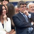 El expresidente de la Generalitat y candidato de Junts a las elecciones catalanas, Carles Puigdemont, y su mujer, Marcela Topor, durante un acto de Junts+, a 6 de abril de 2024, en Elna (Francia).